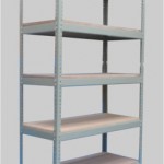 Estante de aço com prateleira de madeira